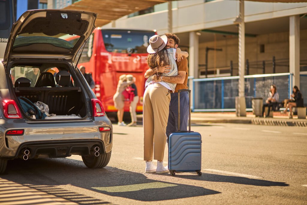 Pareja abrazada lista para viajar