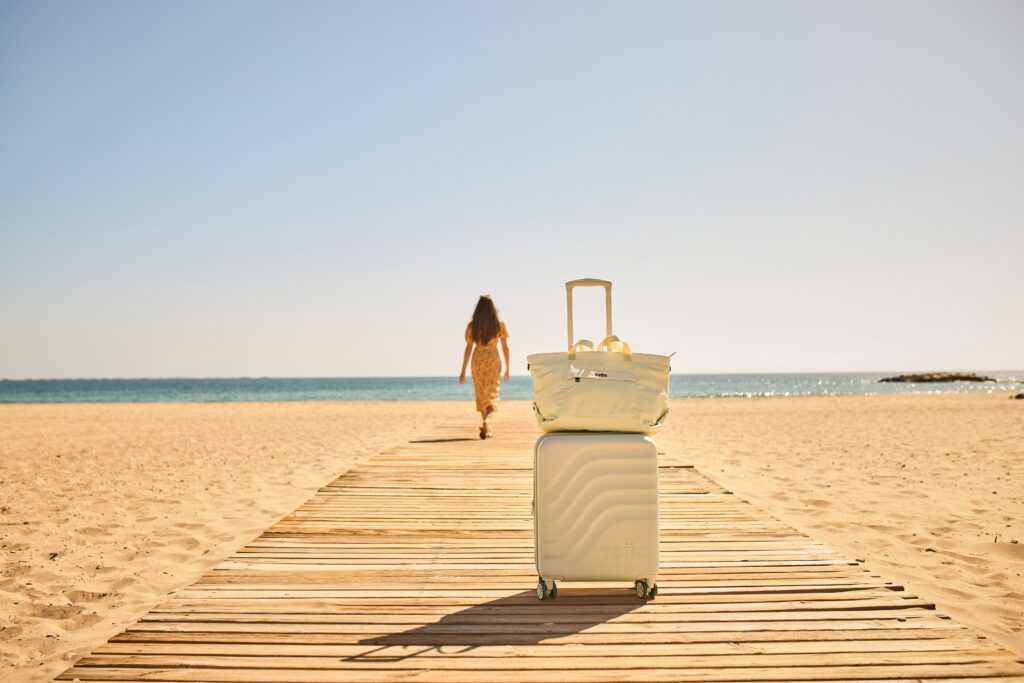 Mujer viajando a la playa