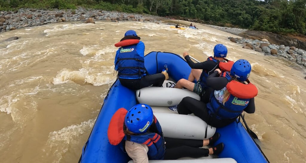 Uno de los deportes que se puede practicar es rafting en el cañón del rio Güejar