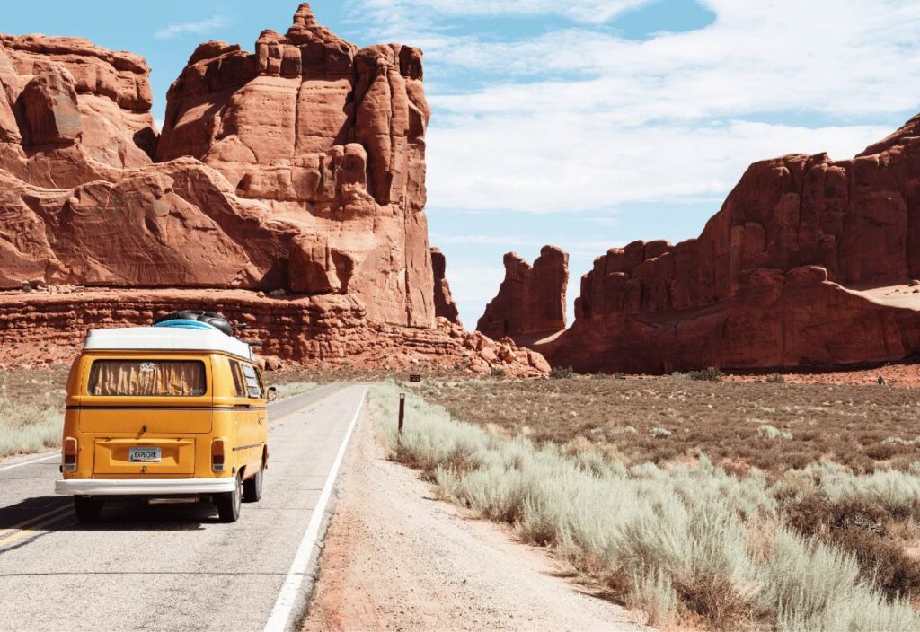 un auto viajando por carretera