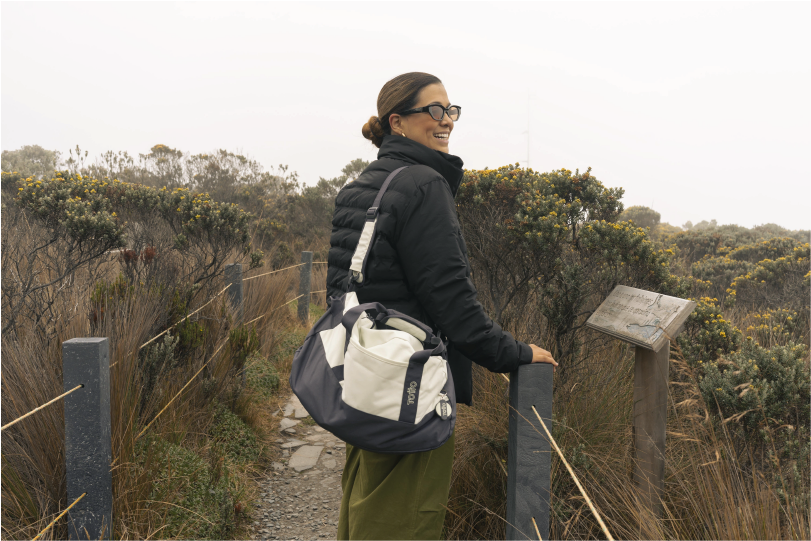 Viajar sola por un paisaje natural