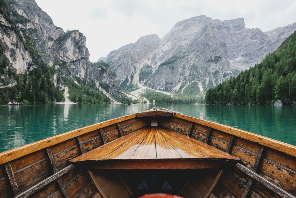 paisaje de lago y montañas y una balsa, perfecto para viajar solo