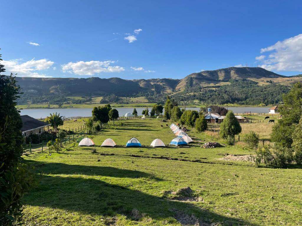 Vista de Suesca, carpas cerca a un lago. Lugar perfecto para acampar cerca a Bogotá 