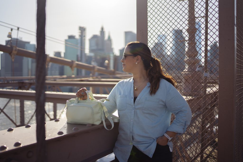Mujer en el puente de Brooklyn en New York
